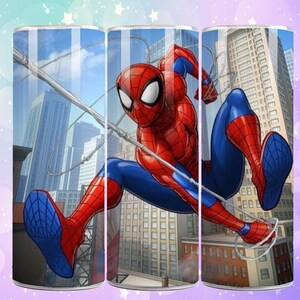 Puede incluir: Un vaso cil&iacute;ndrico con una ilustraci&oacute;n din&aacute;mica de Spider-Man. El dise&ntilde;o presenta al superh&eacute;roe con su cl&aacute;sico traje rojo y azul, sobre un fondo de paisaje urbano. El vaso es probablemente de acero inoxidable.
