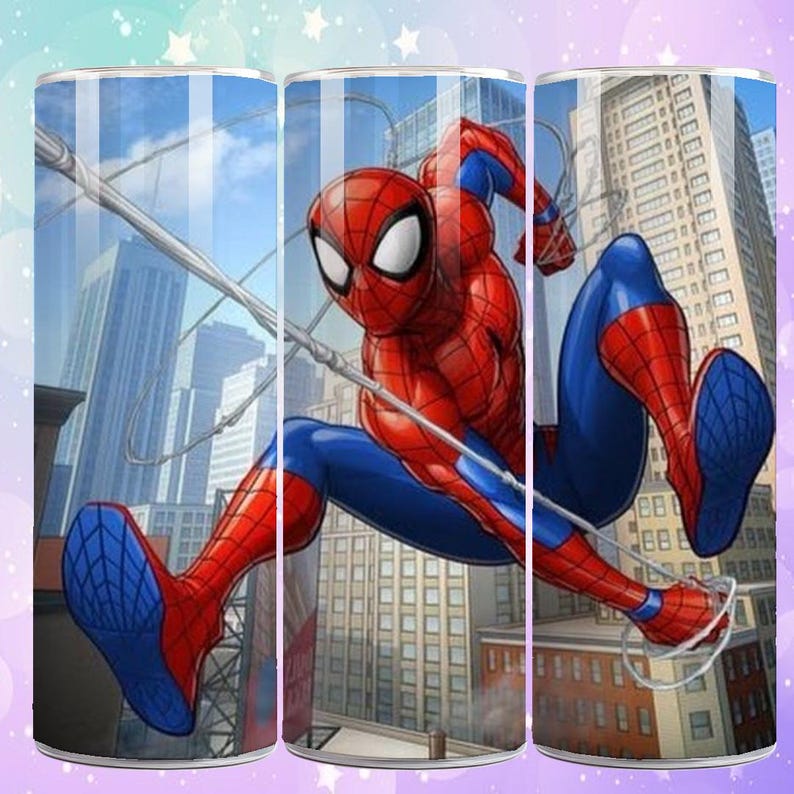 Puede incluir: Un vaso cil&iacute;ndrico con una ilustraci&oacute;n din&aacute;mica de Spider-Man. El dise&ntilde;o presenta al superh&eacute;roe con su cl&aacute;sico traje rojo y azul, sobre un fondo de paisaje urbano. El vaso es probablemente de acero inoxidable.