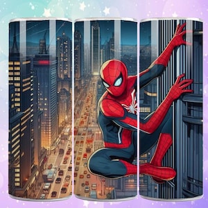 Puede incluir: Un vaso cil&iacute;ndrico con un dise&ntilde;o de Spider-Man. La ilustraci&oacute;n muestra a Spider-Man con su traje rojo y azul, sobre un fondo de rascacielos y luces de la ciudad. El dise&ntilde;o es detallado, con un tel&oacute;n de fondo urbano nocturno.