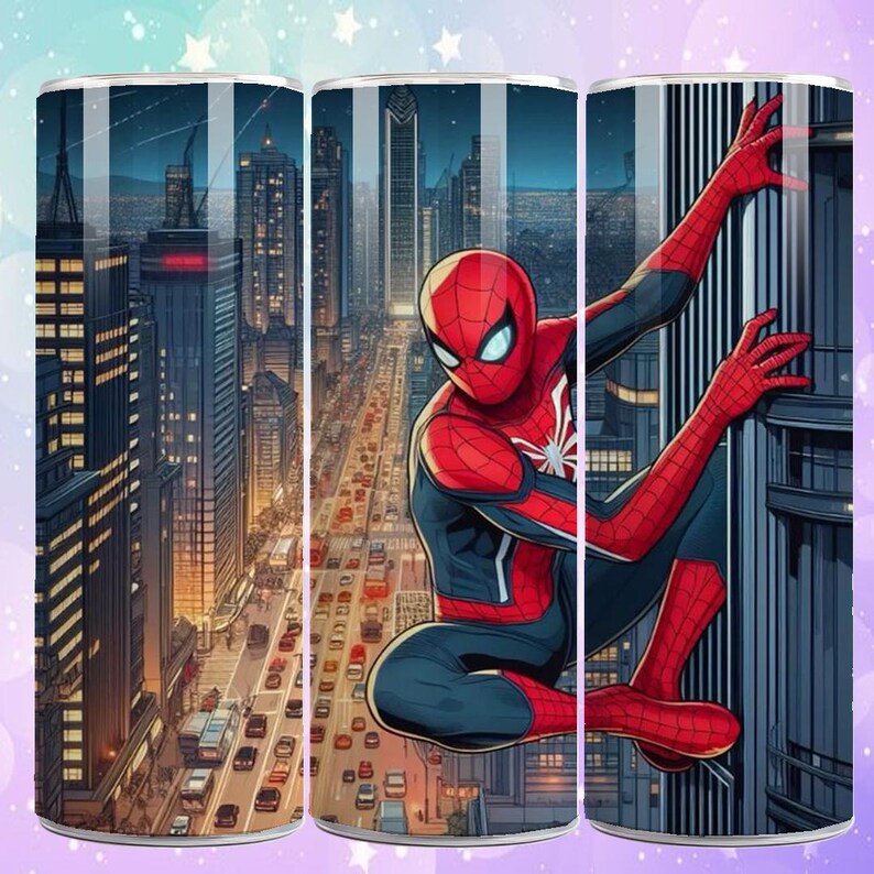 Puede incluir: Un vaso cil&iacute;ndrico con un dise&ntilde;o de Spider-Man. La ilustraci&oacute;n muestra a Spider-Man con su traje rojo y azul, sobre un fondo de rascacielos y luces de la ciudad. El dise&ntilde;o es detallado, con un tel&oacute;n de fondo urbano nocturno.