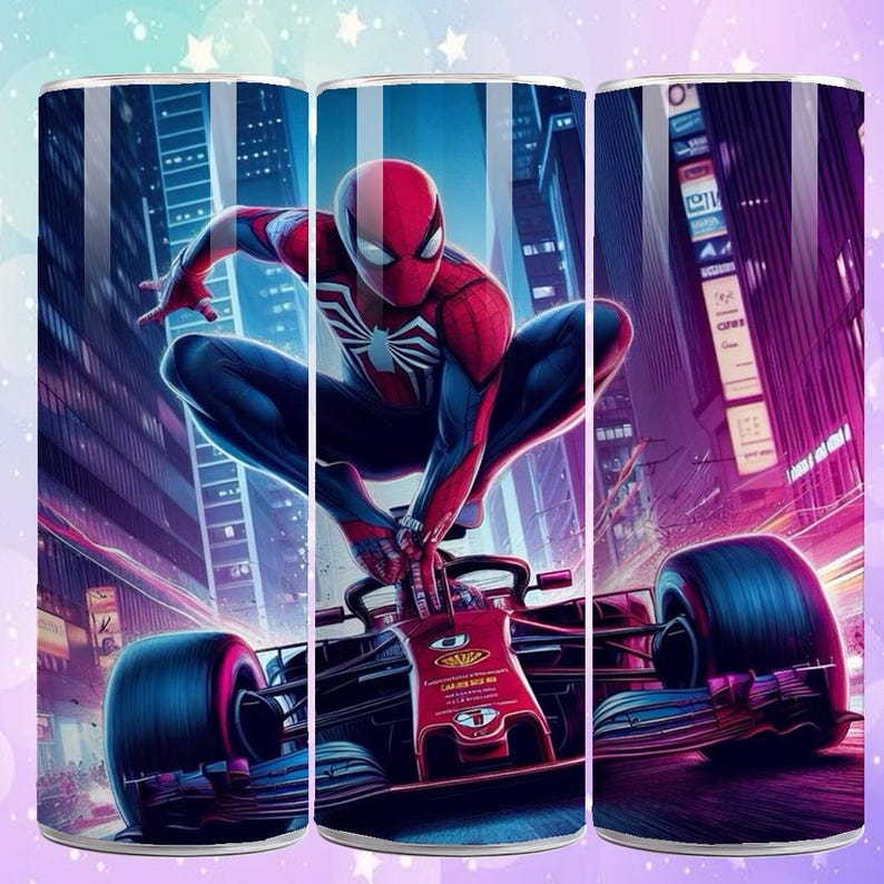 Puede incluir: Un vaso cil&iacute;ndrico con un dise&ntilde;o de Spider-Man. El superh&eacute;roe, con su traje rojo y azul, se muestra sobre un coche de F&oacute;rmula 1, con una ciudad de fondo. El fondo tiene una combinaci&oacute;n de colores p&uacute;rpura y azul.