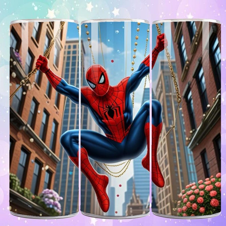 Puede incluir: Un vaso con una vibrante ilustraci&oacute;n de Spider-Man en una pose din&aacute;mica, balance&aacute;ndose entre edificios. El dise&ntilde;o muestra al superh&eacute;roe con su ic&oacute;nico traje rojo y azul, sobre un fondo de paisaje urbano.