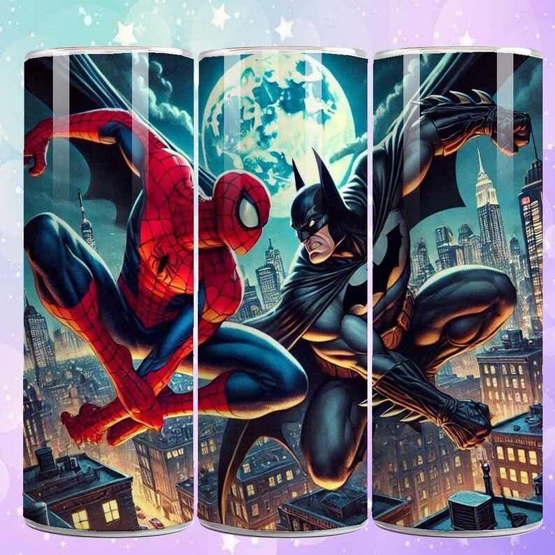 Puede incluir: Vasos con Spider-Man y Batman en un paisaje urbano. Spider-Man lleva un traje rojo y azul, Batman un traje negro con capa. El fondo incluye una luna llena y edificios de la ciudad.