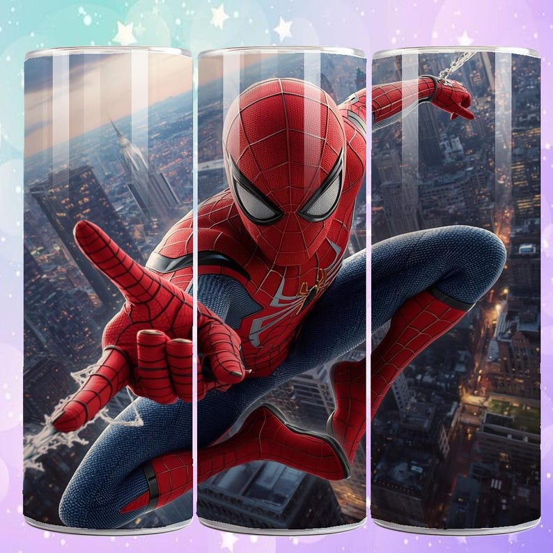 Puede incluir: Un vaso con una imagen din&aacute;mica de Spider-Man en su ic&oacute;nico traje rojo y azul, sobre un fondo de paisaje urbano. El dise&ntilde;o muestra a Spider-Man en una pose activa, con detalles del traje y el entorno urbano.