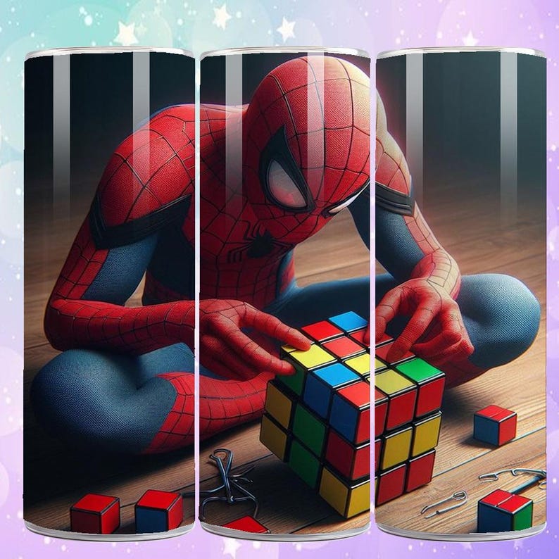 Puede incluir: Un vaso con Spider-Man resolviendo un Cubo de Rubik. El dise&ntilde;o muestra a Spider-Man con su traje rojo y azul, con un cubo colorido. El fondo es un suelo de madera. Cubos rojos, azules y amarillos adicionales est&aacute;n dispersos.