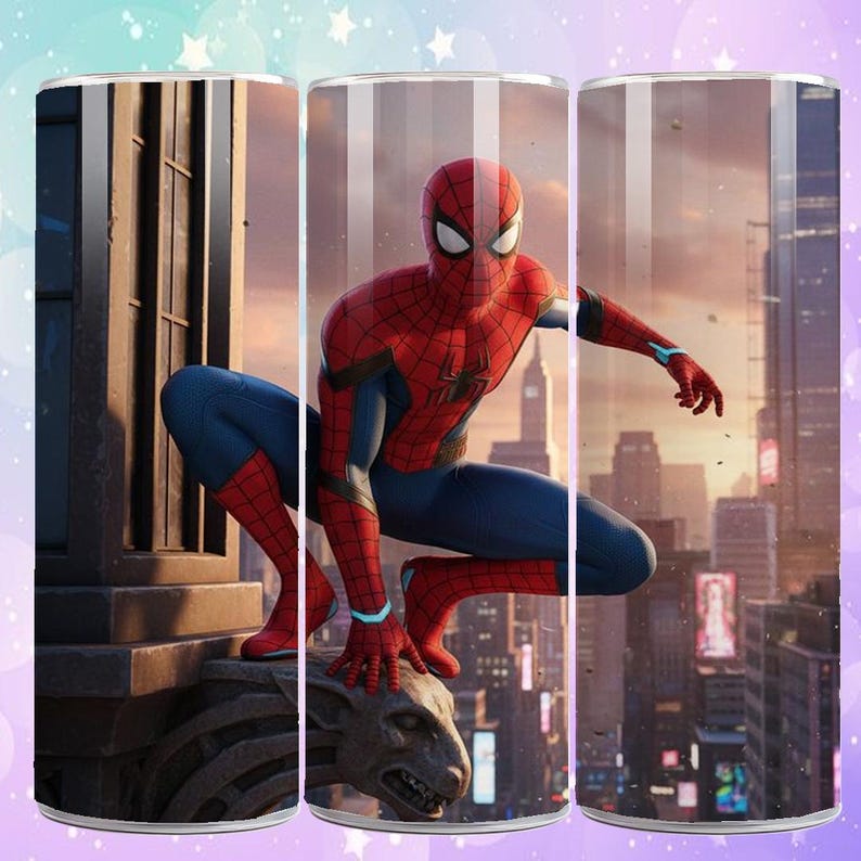 Puede incluir: Un vaso cil&iacute;ndrico con una imagen de Spider-Man con su traje rojo y azul, posando sobre una g&aacute;rgola de piedra con un paisaje urbano de fondo. El dise&ntilde;o muestra al superh&eacute;roe en una pose din&aacute;mica.