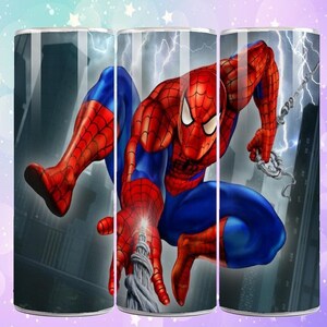 Puede incluir: Un vaso con un dise&ntilde;o envolvente que muestra a Spider-Man con su ic&oacute;nico traje rojo y azul. La imagen presenta al superh&eacute;roe en una pose din&aacute;mica, con un paisaje urbano y efectos de rayos. El vaso es cil&iacute;ndrico.