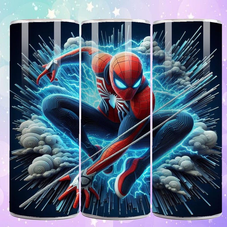 Puede incluir: Un vaso con una ilustraci&oacute;n din&aacute;mica de Spider-Man en cuclillas. El superh&eacute;roe est&aacute; representado con su traje cl&aacute;sico rojo y azul, rodeado de rayos azul el&eacute;ctrico y nubes estilizadas. El fondo es azul oscuro.