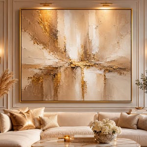 Puede incluir: Una gran pintura abstracta rectangular que presenta pinceladas de empaste gruesas y texturizadas en tonos crema, beige y blanco, acentuadas con reflejos de pan de oro metálico. La obra de arte está enmarcada en un fino marco de metal dorado.