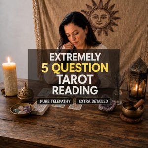 Puede incluir: Una persona está sentada en una mesa de madera con cartas del tarot, velas y cristales. El texto de la imagen dice "EXTREMELY 5 QUESTION TAROT READING". Otros textos incluyen "PURE TELEPATHY" y "EXTRA DETAILED".
