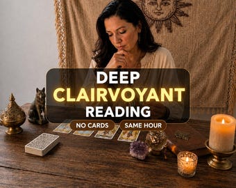 Pode incluir: Uma mesa de madeira com um baralho de tarot, uma pequena estatueta de lobo, um queimador de incenso de latão, uma bola de cristal, um aglomerado de ametista e duas velas acesas. O texto diz: DEEP CLAIRVOYANT READING, NO CARDS, SAME HOUR.