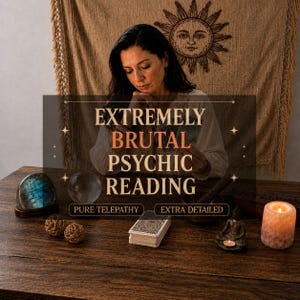 Könnte beinhalten: Eine Frau sitzt an einem Holztisch mit einer Kristallkugel, Tarotkarten und einer brennenden Kerze. Der Text auf dem Bild lautet "EXTREMELY BRUTAL PSYCHIC READING" mit den Sätzen "PURE TELEPATHY" und "EXTRA DETAILED" darunter.