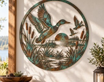 Decoración de pared metálica con motivos de caza de patos: patos ánade real volando y escena de marisma. Decoración rústica de aves acuáticas para pared. Ideal para decorar cabañas de caza. Regalo perfecto para cazadores.