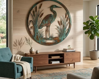 Adorno de pared de metal con garza, decoración de pared de garza azul, decoración rústica de aves con pátina y espadañas, ideal para jardín, porche, casa de lago o cabaña.