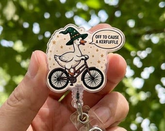 Porta badge "Pronto a causare un putiferio", divertente porta badge in acrilico con oca maga in bicicletta, anatra infermiera/insegnante del caos sarcastica, clip retrattile