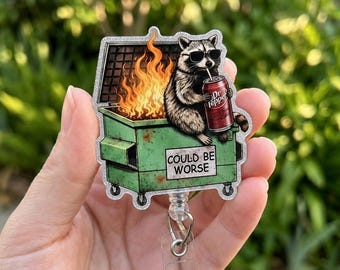 könnte schlimmer sein Müllcontainer Feuer Abzeichen Reel, lustiger Waschbär Dr Pepper Acryl ID Halter, sarkastisches Trash Panda Krankenschwester Lehrer Geschenk, einziehbar