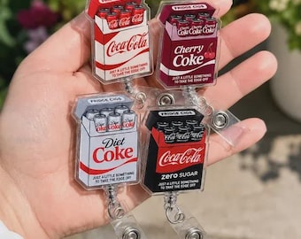 Lustiger Soda-Kühlschrank-Cigs-Abzeichen-Reel, Coca Cola-Diät Cherry Cola Zero Zucker Acryl ID-Inhaber, sarkastische Zigarettenpackung Krankenschwester Lehrer Geschenk