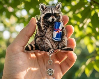 Lustiges Red Bull Waschbär Peace-Zeichen Abzeichen Reel, coole Waschbär Sonnenbrille Acryl ID Halter, sarkastisches Energy Drink Liebhaber Geschenk, einziehbarer Clip
