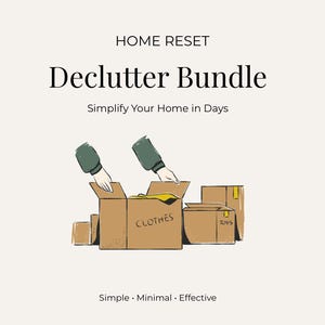 Può includere: Un grafico digitale con il testo HOME RESET Declutter Bundle Simplify Your Home in Days. Sotto, un'illustrazione mostra due braccia che raggiungono scatole di cartone marroni, una etichettata CLOTHES e l'altra TOYS. Simple Minimal Effective.