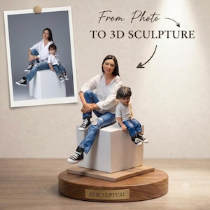 Könnte beinhalten: Eine 3D-Skulptur eines Erwachsenen und eines Kindes, die auf einem weißen Würfel sitzen, montiert auf einem runden Holzsockel mit einer Plakette mit der Aufschrift 3D SCULPTURE. Die Figuren tragen weiße Hemden, blaue Jeans und schwarze Turnschuhe.
