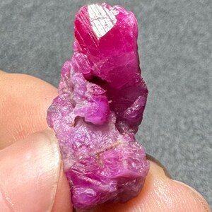 Grappolo di zaffiri rosa naturali e rubini, cristallo di corindone vietnamita da 21,7 ct, pietra da collezione Luc Yen grezza