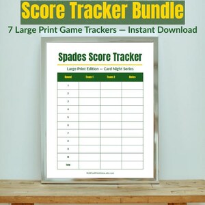 Può includere: Una stampa incorniciata con il testo "Score Tracker Bundle" in giallo e verde. La stampa presenta un "Spades Score Tracker" con spazi per tenere traccia dei punteggi. È visibile anche il testo "7 Large Print Game Trackers - Instant Download".