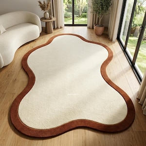Alfombra de felpa color crema irregular – Alfombra ondulada amorfa abstracta con borde de terracota