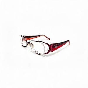 Peut inclure: Lunettes avec une monture rouge foncé et des verres transparents. La monture présente un design superposé unique avec un effet découpé sur les bords extérieurs. Les branches ont un motif écaille et le mot Lanes est inscrit sur le verre.