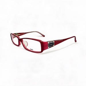 Puede incluir: Gafas rectangulares con montura de color rojo intenso y acabado brillante. Las patillas presentan un detalle rectangular oscuro con la palabra "Loves" impresa en blanco. La misma palabra aparece en blanco en la esquina inferior del cristal.