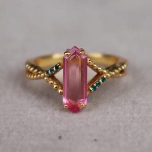 Anillo de rubí y esmeralda facetados, anillo solitario chapado en oro de 14 quilates, anillo de regalo para mujer.