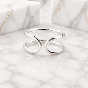 Anillo de plata de ley con doble aro, banda ajustable minimalista moderna, joyería contemporánea hecha a mano.
