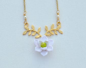 Weiße Magnolien und BlattZweig Halskette. Blumen und Ast Halskette. Blatt ast Halskette. Blumen Halskette. ATHENA.