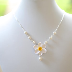 White And Yellow Daffodil and Pearls Centered Necklace. Spring Flower Necklace. Daffodil Flower Necklace