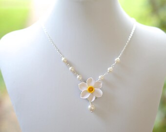 White And Yellow Daffodil and Pearls Centered Necklace. Spring Flower Necklace. Daffodil Flower Necklace