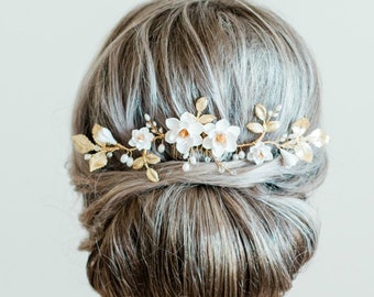 White MAGNOLIA And Gold Metal Leaves Hair VINE . Magnolia and Leaves Hair Comb. Magnolia Bridal Headpiece. Southern Wedding Theme. NADHIRA