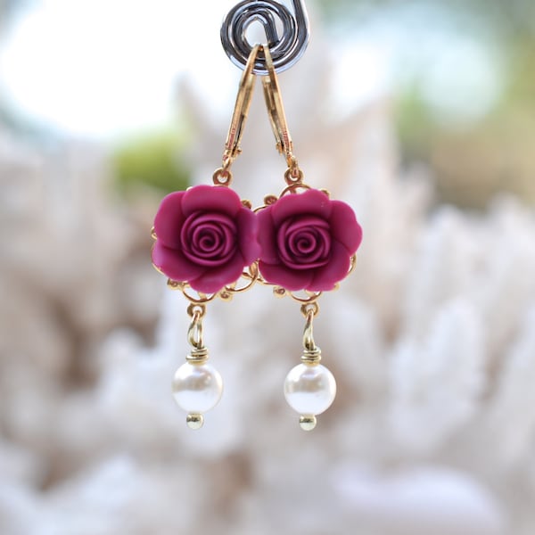 Boucles d’oreilles Magenta Rose et perles. Boucles d’oreilles Tamara Statement en rose magenta.