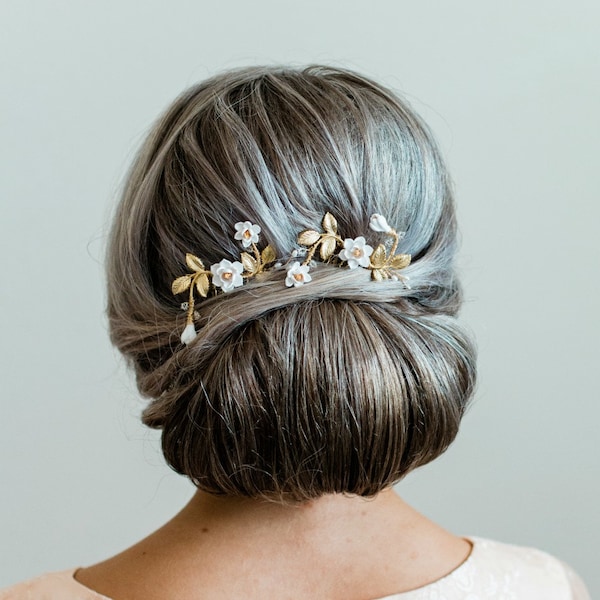 Set of 2 White Magnolia Gold Metal Leaves Hair Comb . Magnolia and Leaves Hair Comb. Magnolia Bridal headpiece. Southern Wedding Theme