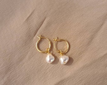【BLACKPURPLE】23SS★ [BL] lemans baroque pearl earrings NUAGES BAROQUE Earring Big - 3 Caviar Pearls | ZARAH VOIGT