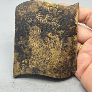 Placa de latón curvada vintage, tablilla grabada con caracteres chinos Fu Shou, adorno metálico con caligrafía de bendición tallada a mano para exhibición de escritorio