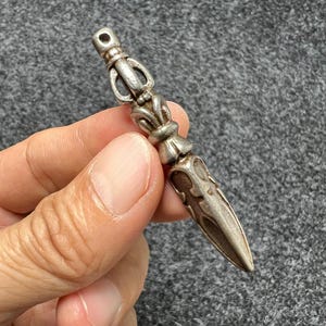 Vintage-Anhänger aus Eisen im tibetischen Phurba-Stil, Miniatur-Ritualdolch mit integrierter Schlaufe, schützendes Amulett aus dunklem Metall