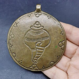 Pendentif amulette vintage en coquillage de conque en cuivre jaune de Lima, double face, talisman bouddhiste de protection du zodiaque, mandala