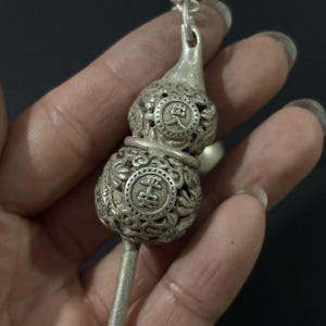 Exquisite Miao Nationalität versilberte Haarnadel mit ausgehöhlten Kürbis Mustern und schwingender Glocke