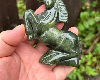 Natuurlijke groene jade paard beeldje handgesneden rennend paard stenen sculptuur bureau decor cadeau