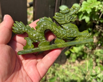 Natuurlijke serpentijn jade draak beeldje handgesneden dierenriem draak sculptuur decoratief cadeau