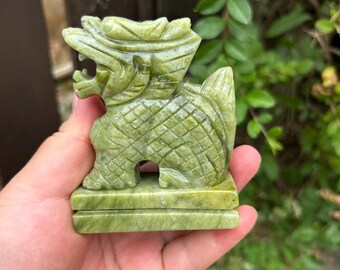 Natuurlijk groen jade Qilin-standbeeld met voet Chinees Kirin-beeldje handgesneden bureaudecor collectible cadeau