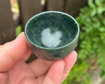 天然の濃い緑色の翡翠彫刻入り小カップ、クリスタルティーカップ、瞑想用装飾品、ミニチュア石鉢