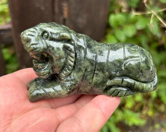 Natuurlijk jade tijgerbeeldje met de hand gesneden tijgerstandbeeld dierenriem dier bureau decor verzamelcadeau