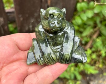 Natuurlijke groene jade aap beeldje handgesneden dierenriem aap stenen sculptuur bureaudecor