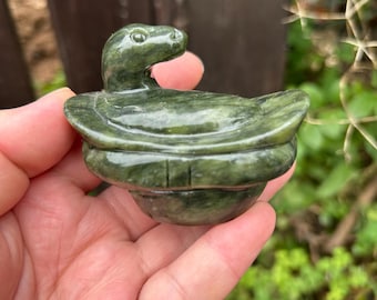 Natuurlijke groene jade slang beeldje met ingots handgesneden steen slang bureau decor collectible cadeau