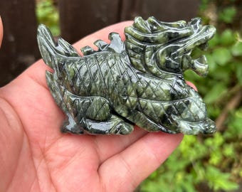Natuurlijke groene jade draak beeldje handgesneden opgerolde draak stenen sculptuur bureaudecor